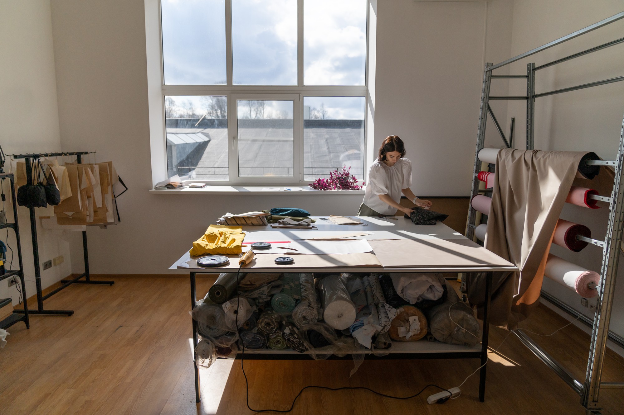 Interno laboratorio con materiali per ricamo